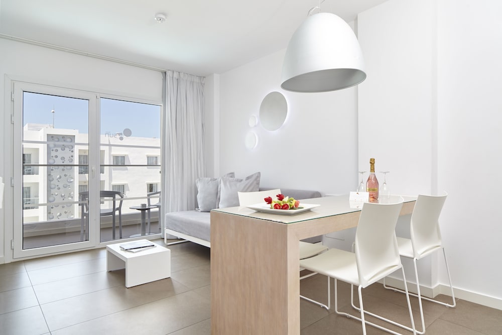 Ibiza Sun Apartments — Hotel rooms in Playa d'en Bossa, Balearic Islands