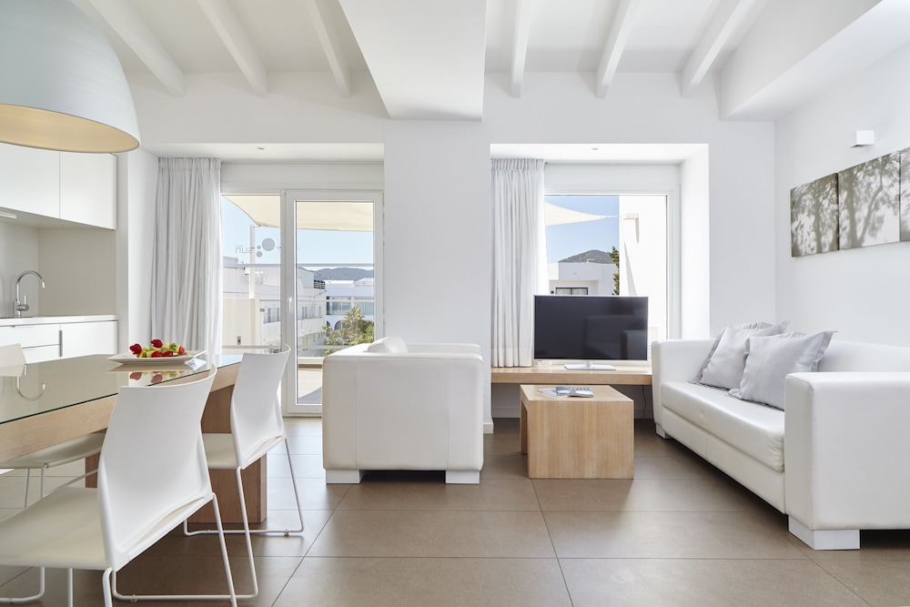 Ibiza Sun Apartments — Hotel rooms in Playa d'en Bossa, Balearic Islands