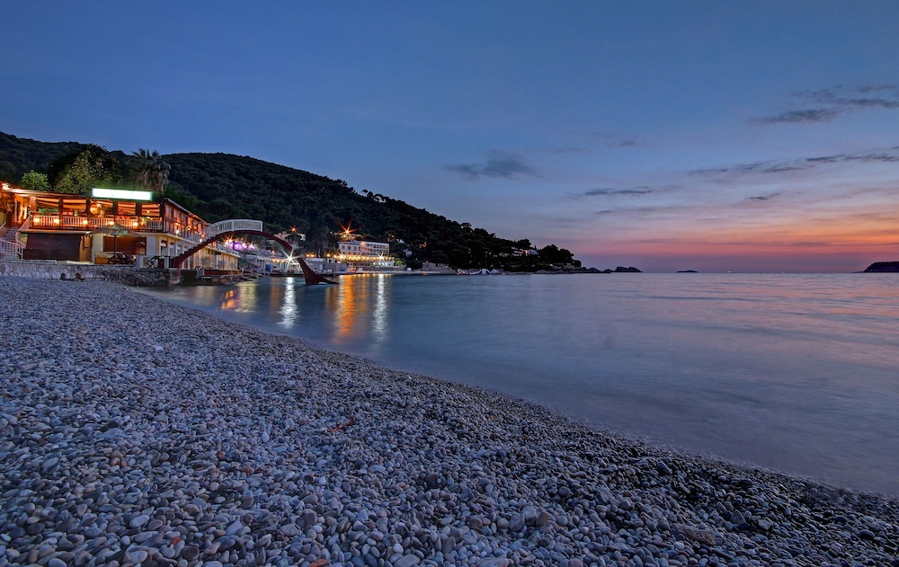 Hotel Vis — Beach in Dubrovnik, Dubrovnik-Neretva