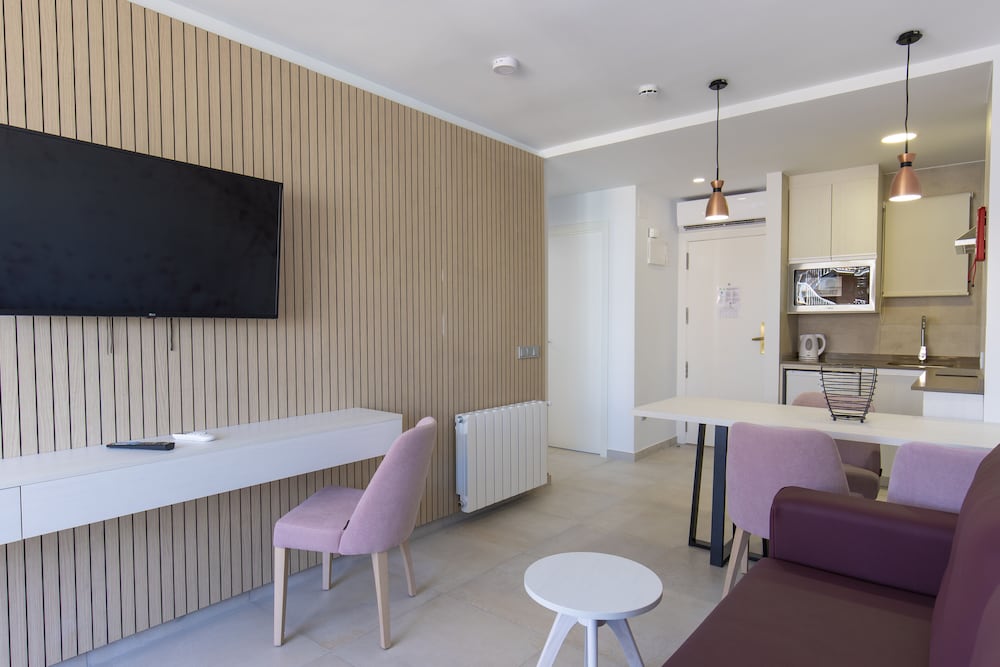 Aparthotel BCL Levante Beach — Hotel rooms in Benidorm, Valencian Community