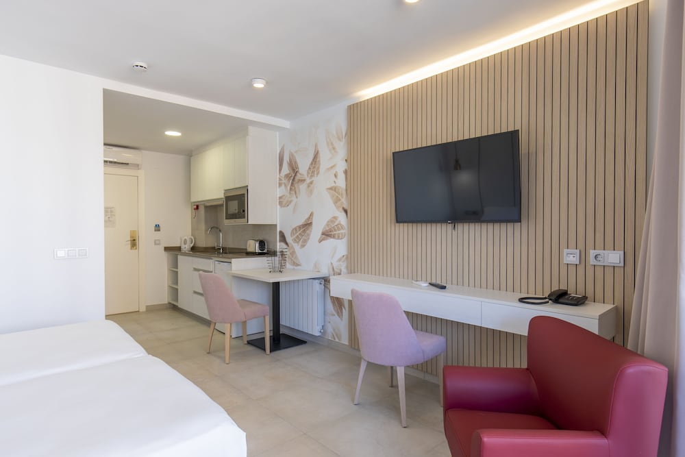 Aparthotel BCL Levante Beach — Hotel rooms in Benidorm, Valencian Community