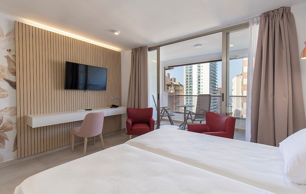 Aparthotel BCL Levante Beach — Hotel rooms in Benidorm, Valencian Community