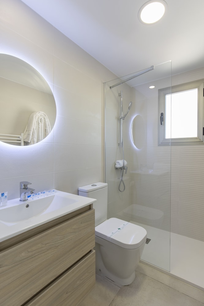 Aparthotel BCL Levante Beach — Hotel rooms in Benidorm, Valencian Community
