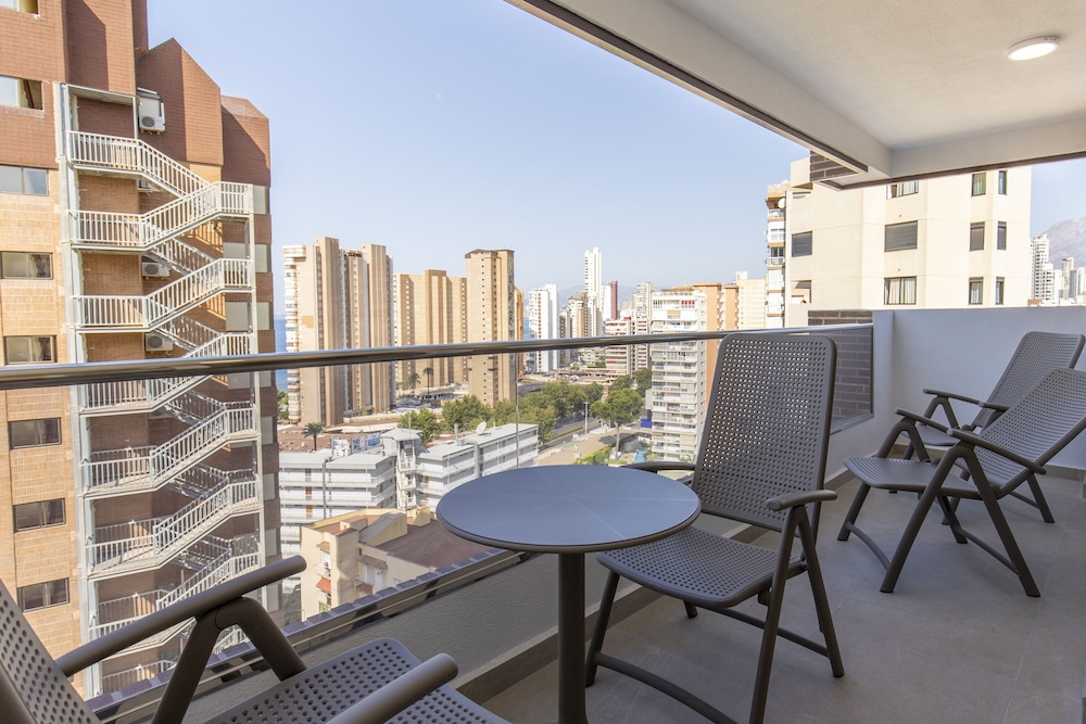 Aparthotel BCL Levante Beach — Hotel rooms in Benidorm, Valencian Community