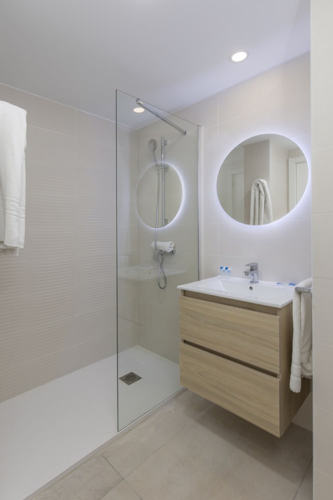 Aparthotel BCL Levante Beach — Hotel rooms in Benidorm, Valencian Community