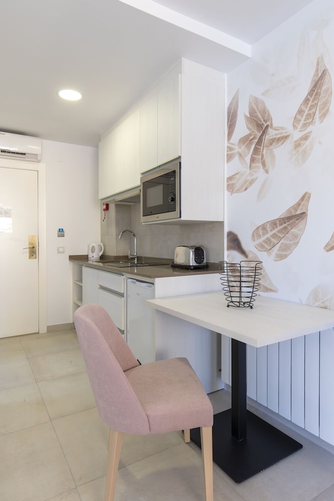 Aparthotel BCL Levante Beach — Hotel rooms in Benidorm, Valencian Community