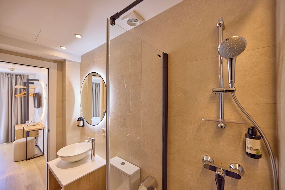 Universal Hotel Bikini — Hotel rooms in Cala Millor, Balearic Islands