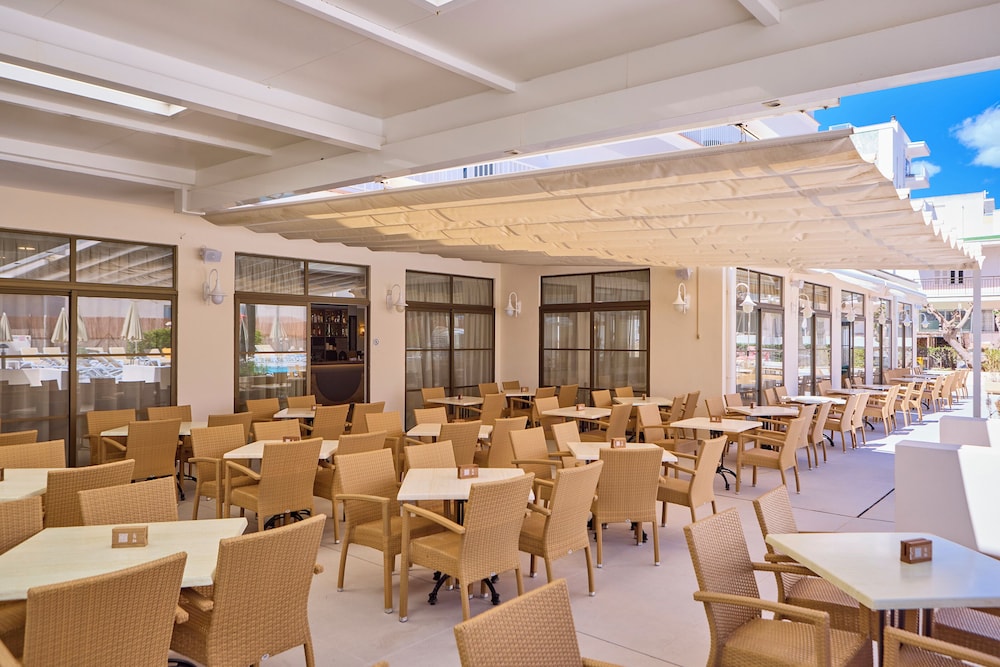 Universal Hotel Bikini — Restaurant & bars in Cala Millor, Balearic Islands
