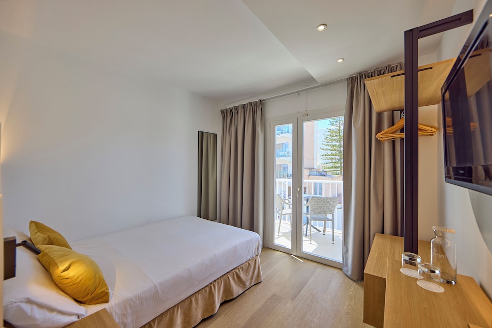 Universal Hotel Bikini — Hotel rooms in Cala Millor, Balearic Islands