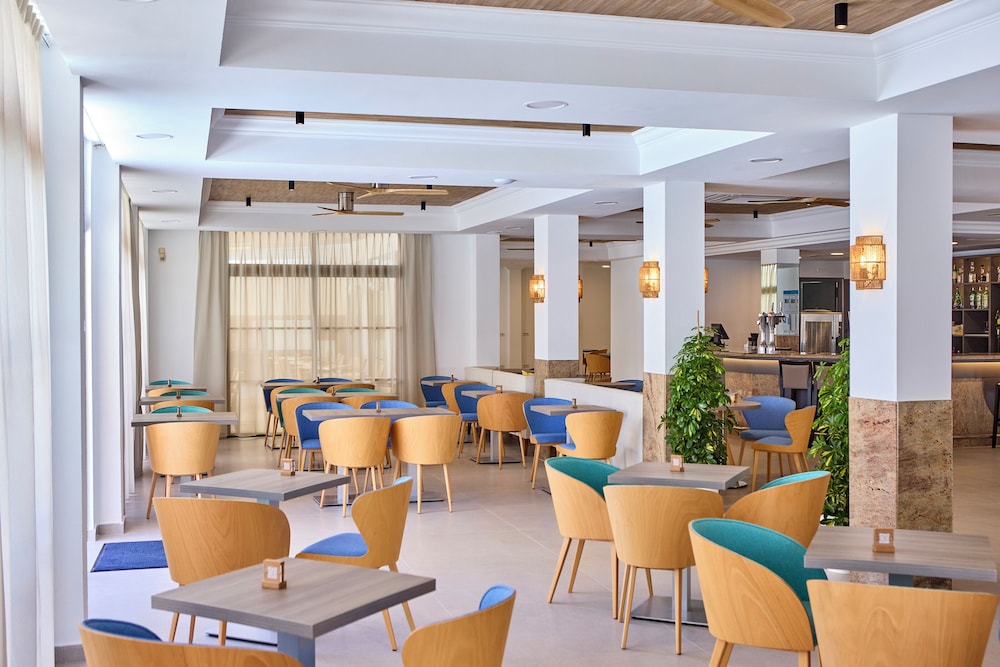 Universal Hotel Bikini — Restaurant & bars in Cala Millor, Balearic Islands
