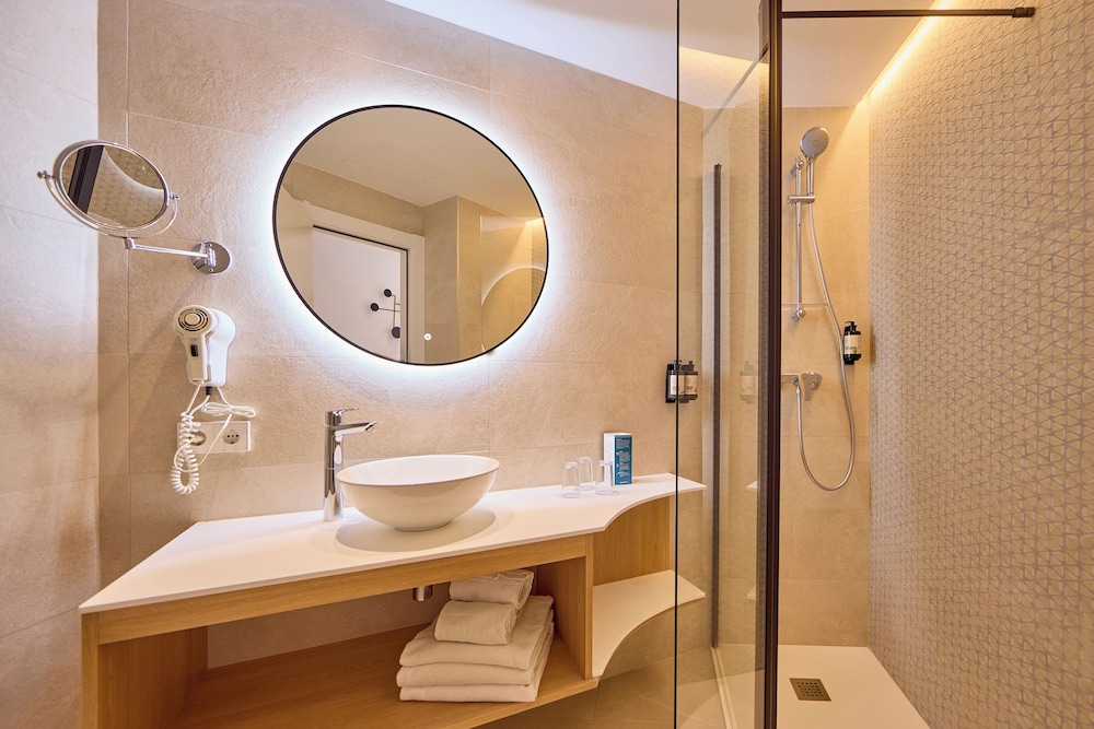 Universal Hotel Bikini — Hotel rooms in Cala Millor, Balearic Islands