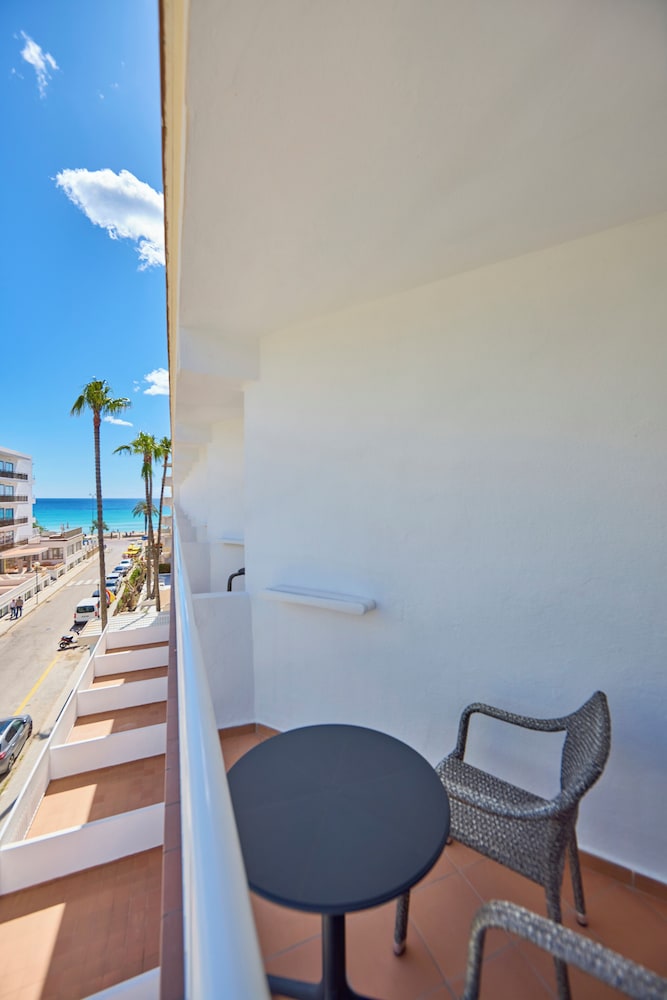 Universal Hotel Bikini — Hotel rooms in Cala Millor, Balearic Islands