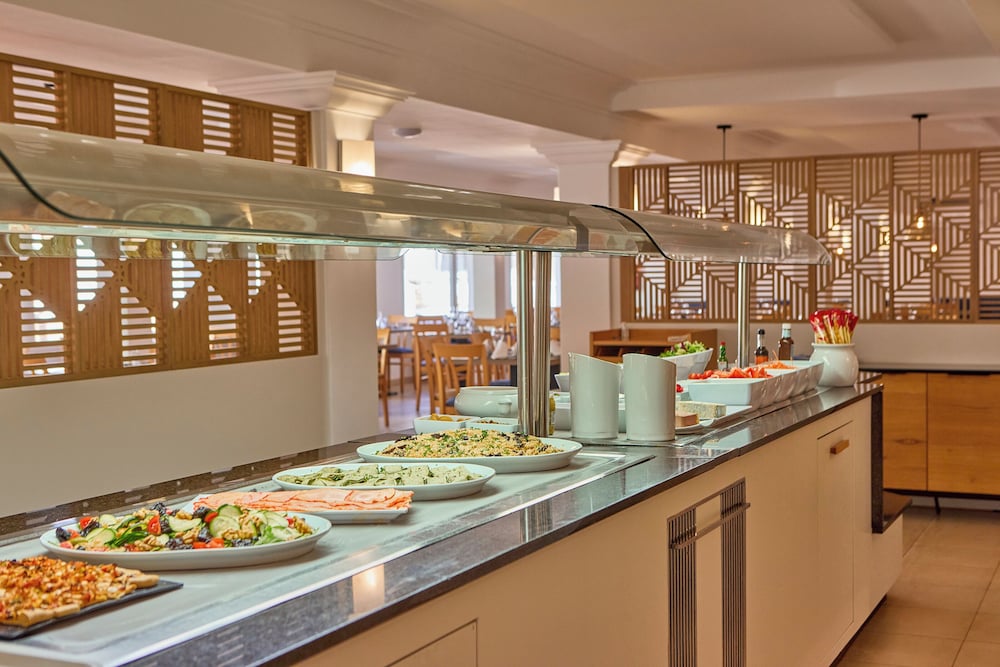 Universal Hotel Bikini — Restaurant & bars in Cala Millor, Balearic Islands