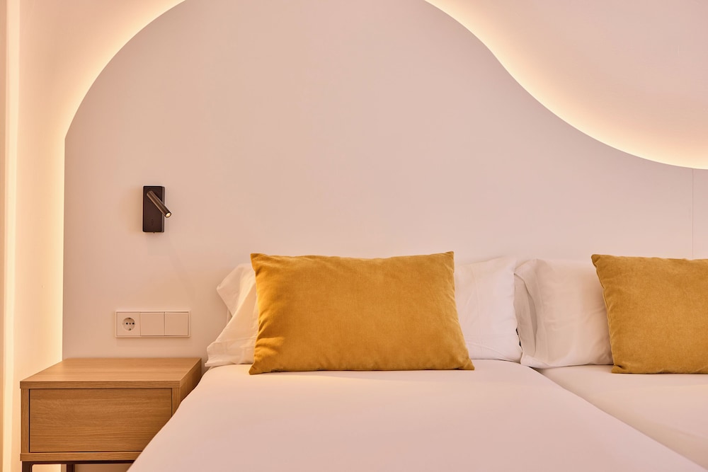 Universal Hotel Bikini — Hotel rooms in Cala Millor, Balearic Islands