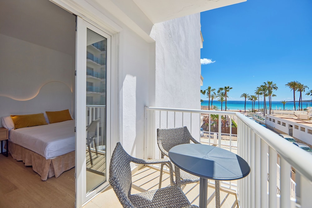 Universal Hotel Bikini — Hotel rooms in Cala Millor, Balearic Islands