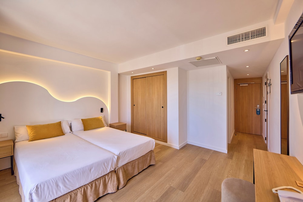 Universal Hotel Bikini — Hotel rooms in Cala Millor, Balearic Islands