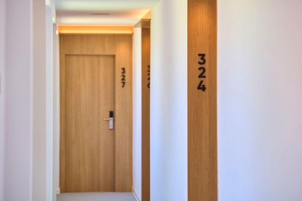 Universal Hotel Bikini — Hotel building in Cala Millor, Balearic Islands