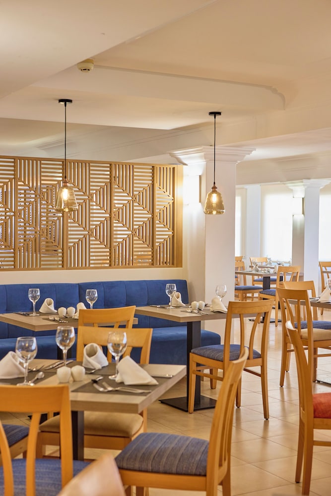 Universal Hotel Bikini — Restaurant & bars in Cala Millor, Balearic Islands