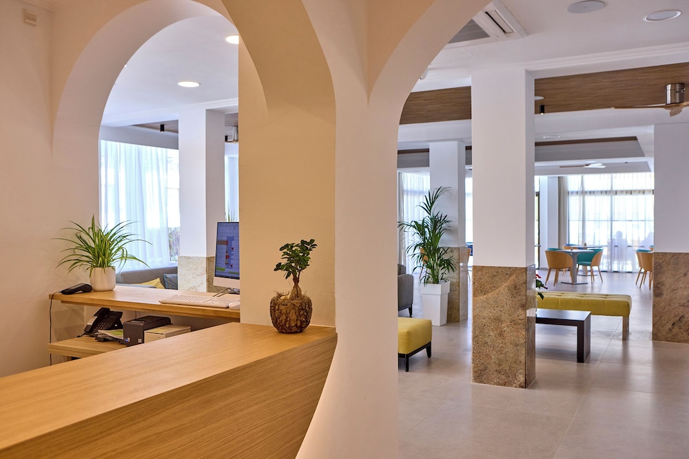 Universal Hotel Bikini — Hotel building in Cala Millor, Balearic Islands