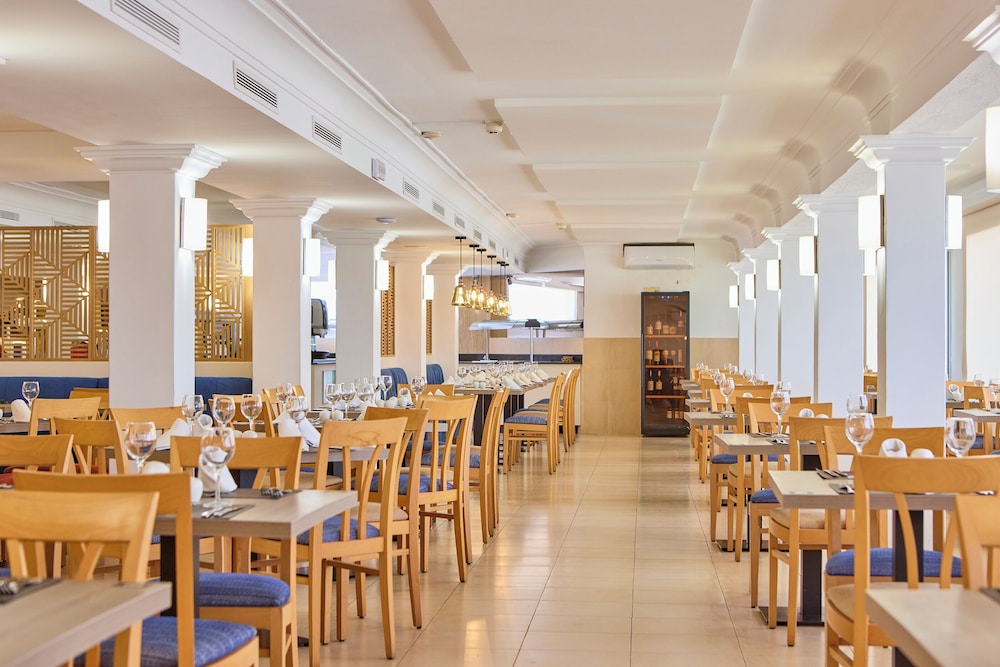 Universal Hotel Bikini — Restaurant & bars in Cala Millor, Balearic Islands
