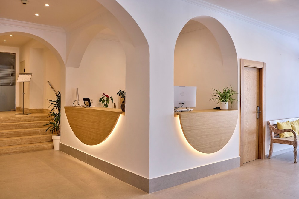 Universal Hotel Bikini — Hotel building in Cala Millor, Balearic Islands