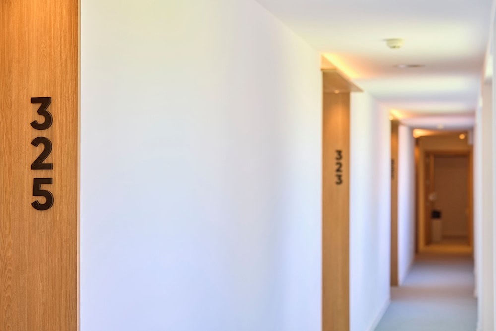 Universal Hotel Bikini — Hotel building in Cala Millor, Balearic Islands