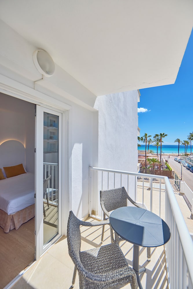 Universal Hotel Bikini — Hotel rooms in Cala Millor, Balearic Islands