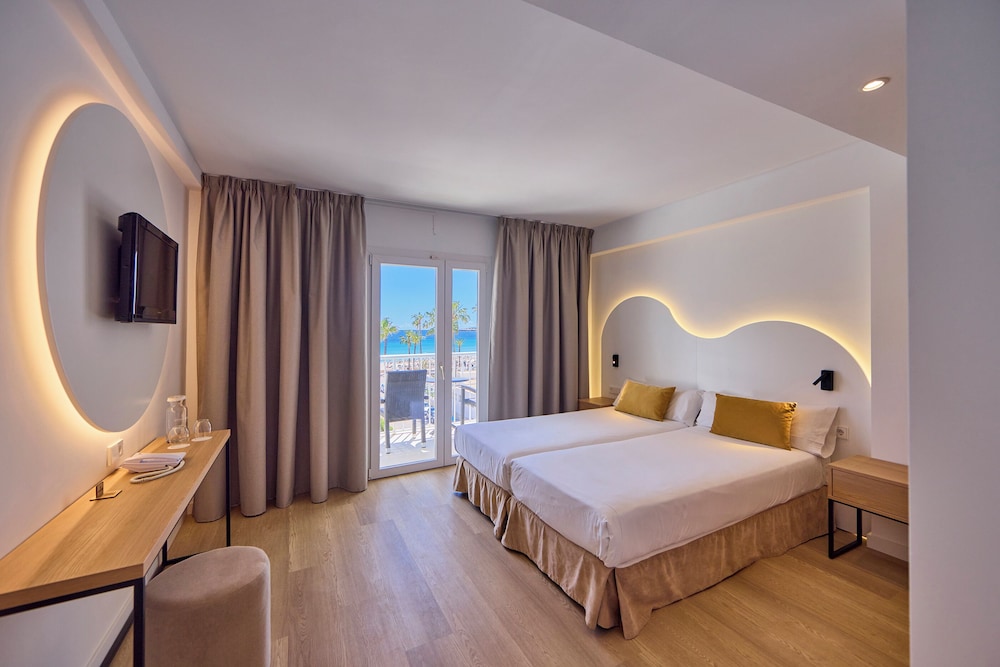Universal Hotel Bikini — Hotel rooms in Cala Millor, Balearic Islands