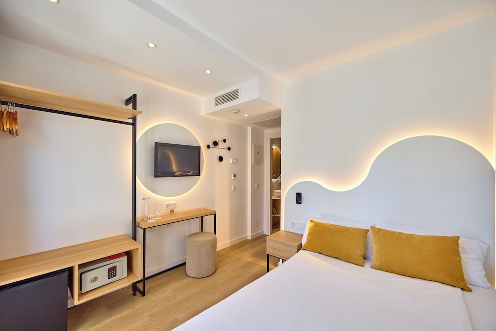 Universal Hotel Bikini — Hotel rooms in Cala Millor, Balearic Islands
