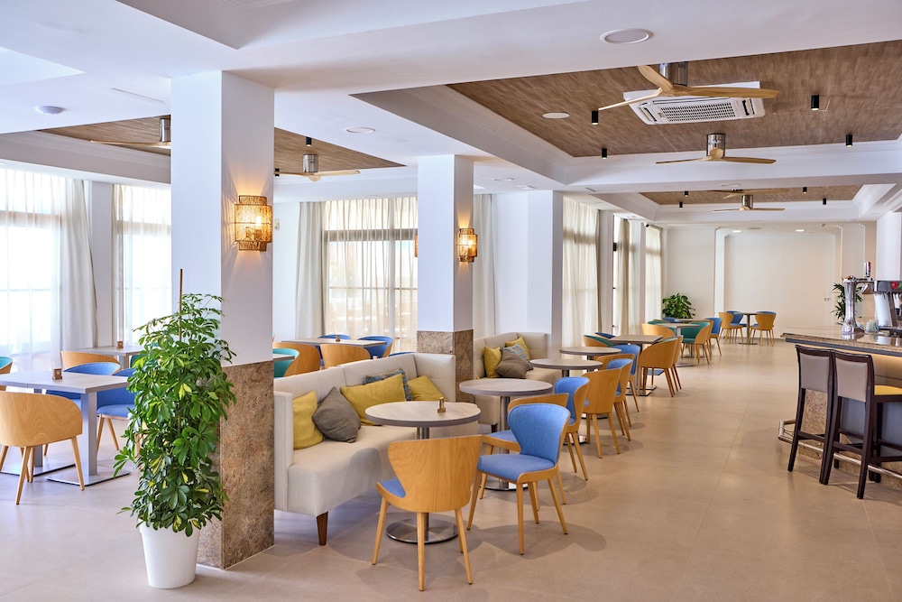 Universal Hotel Bikini — Restaurant & bars in Cala Millor, Balearic Islands