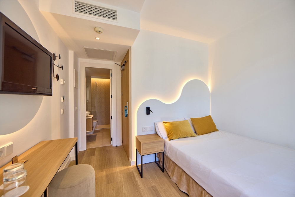 Universal Hotel Bikini — Hotel rooms in Cala Millor, Balearic Islands
