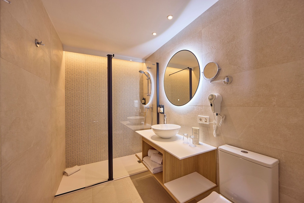 Universal Hotel Bikini — Hotel rooms in Cala Millor, Balearic Islands