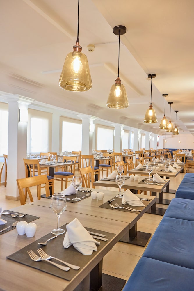 Universal Hotel Bikini — Restaurant & bars in Cala Millor, Balearic Islands