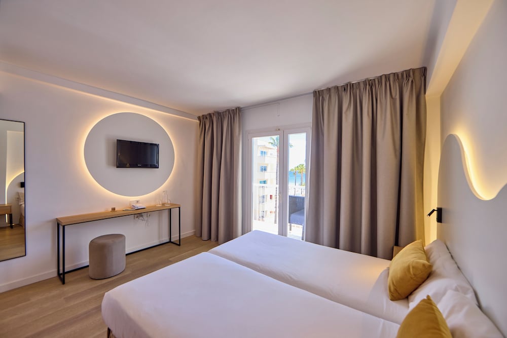 Universal Hotel Bikini — Hotel rooms in Cala Millor, Balearic Islands