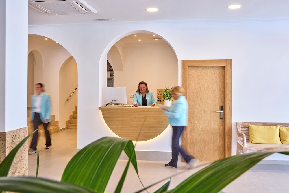 Universal Hotel Bikini — Hotel building in Cala Millor, Balearic Islands