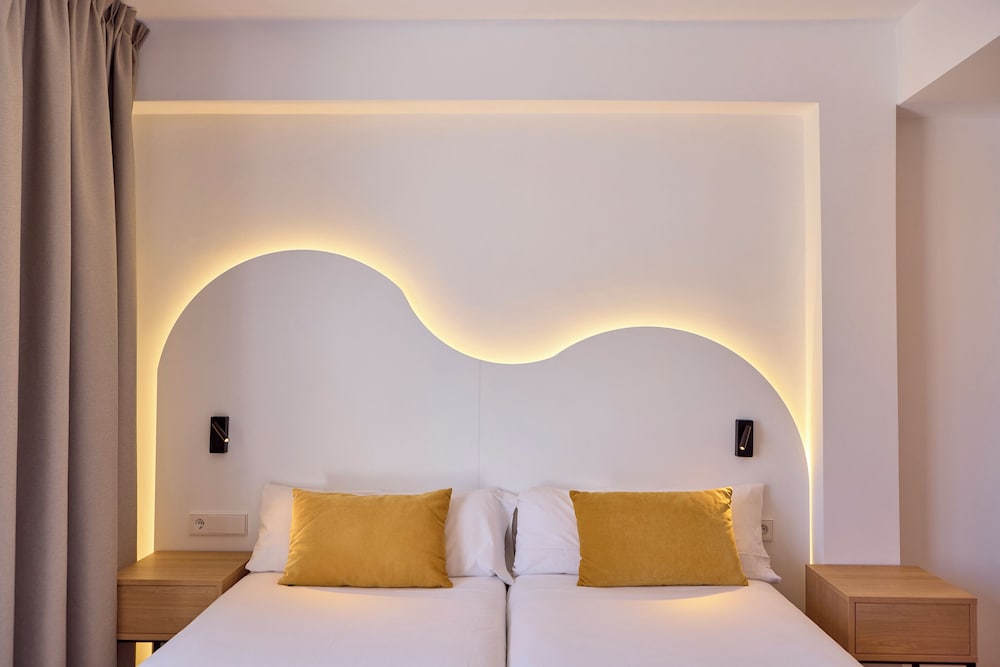Universal Hotel Bikini — Hotel rooms in Cala Millor, Balearic Islands