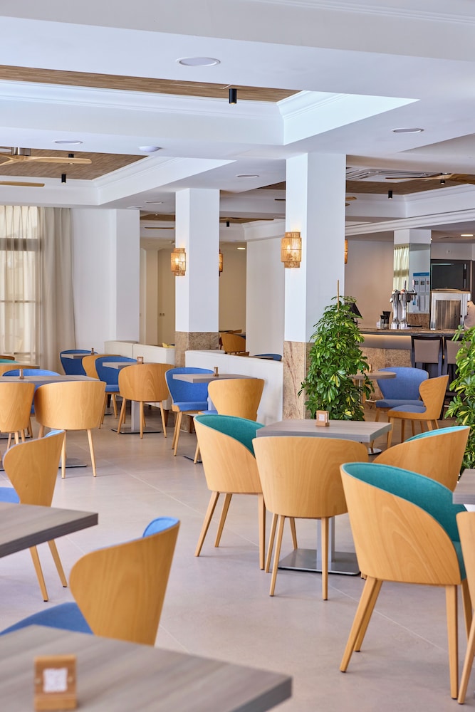 Universal Hotel Bikini — Restaurant & bars in Cala Millor, Balearic Islands
