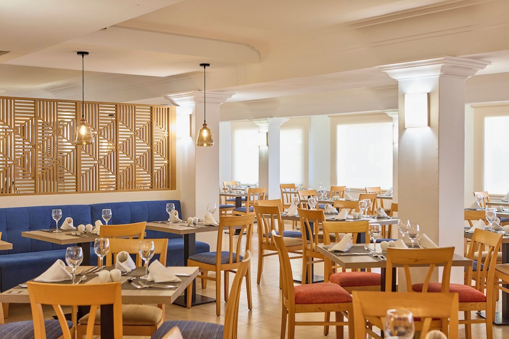 Universal Hotel Bikini — Restaurant & bars in Cala Millor, Balearic Islands