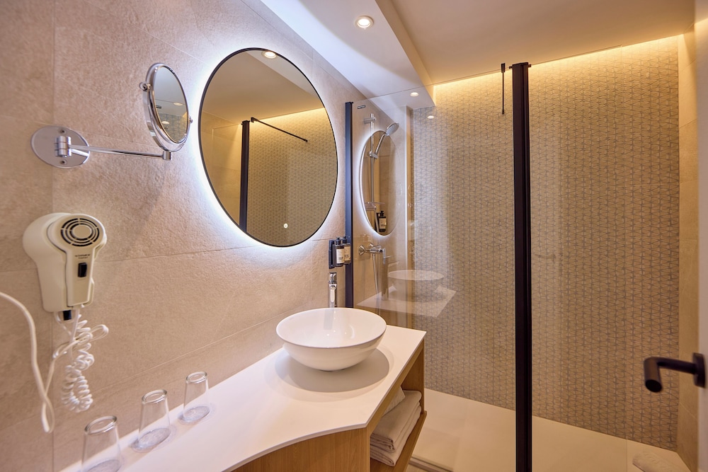 Universal Hotel Bikini — Hotel rooms in Cala Millor, Balearic Islands