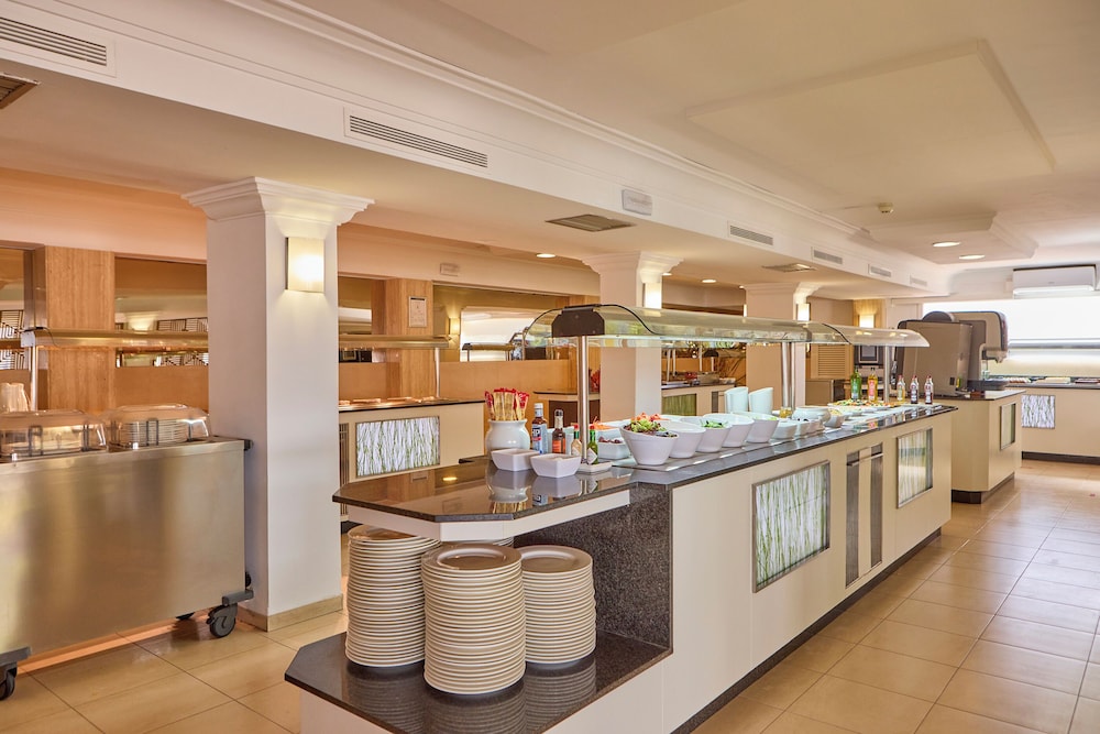 Universal Hotel Bikini — Restaurant & bars in Cala Millor, Balearic Islands