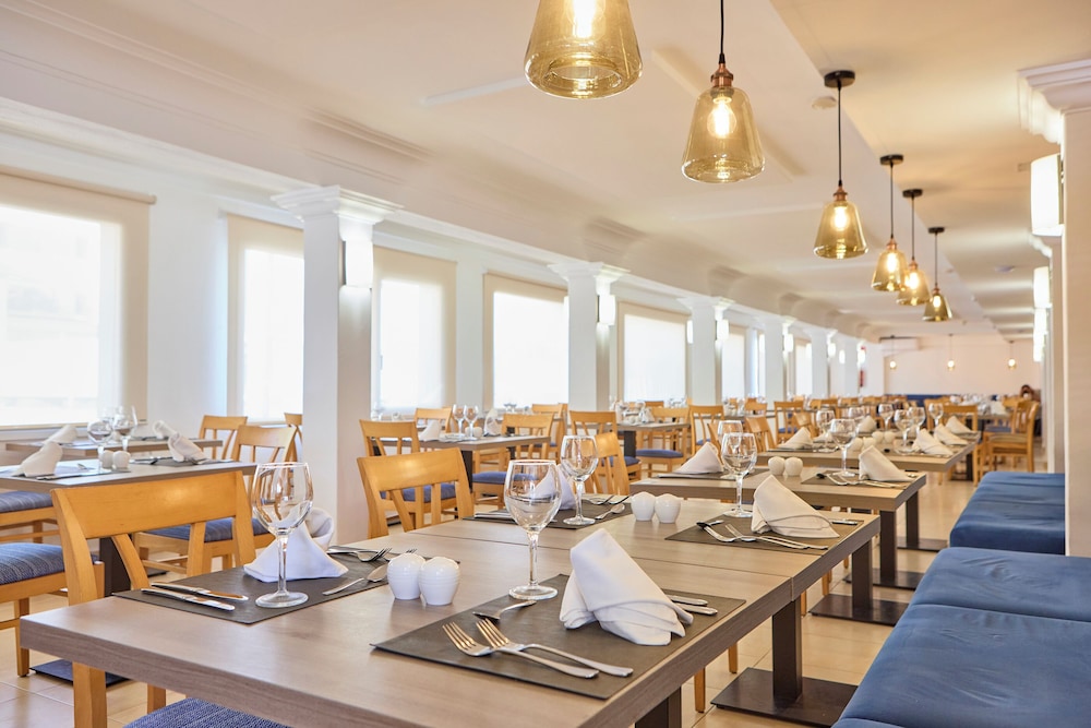 Universal Hotel Bikini — Restaurant & bars in Cala Millor, Balearic Islands