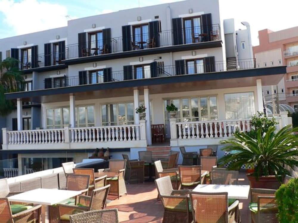 Hotel Navia Santa Ponsa — Hotel building in Santa Ponca, Balearic Islands