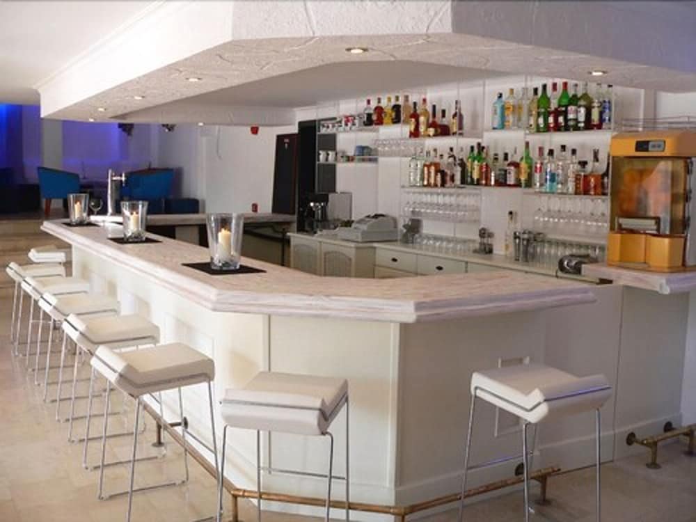 Hotel Navia Santa Ponsa — Restaurant & bars in Santa Ponca, Balearic Islands