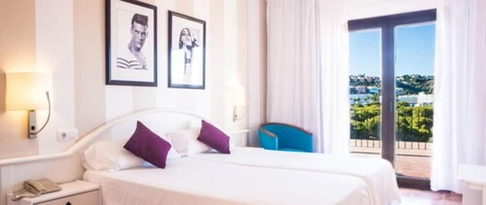Hotel Navia Santa Ponsa — Hotel rooms in Santa Ponca, Balearic Islands