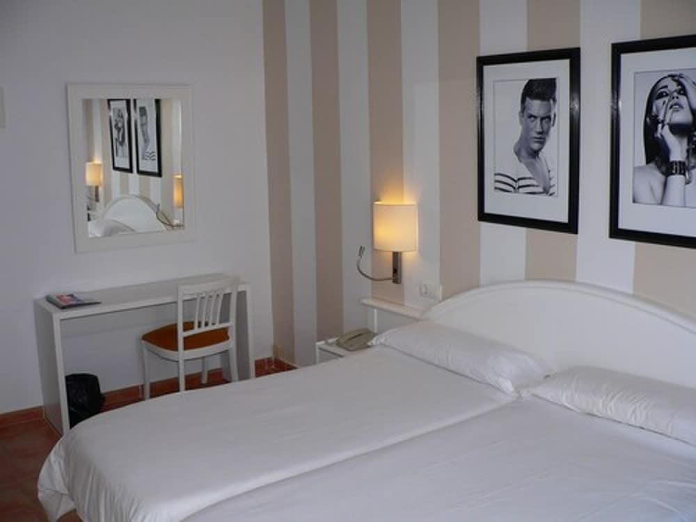 Hotel Navia Santa Ponsa — Hotel rooms in Santa Ponca, Balearic Islands