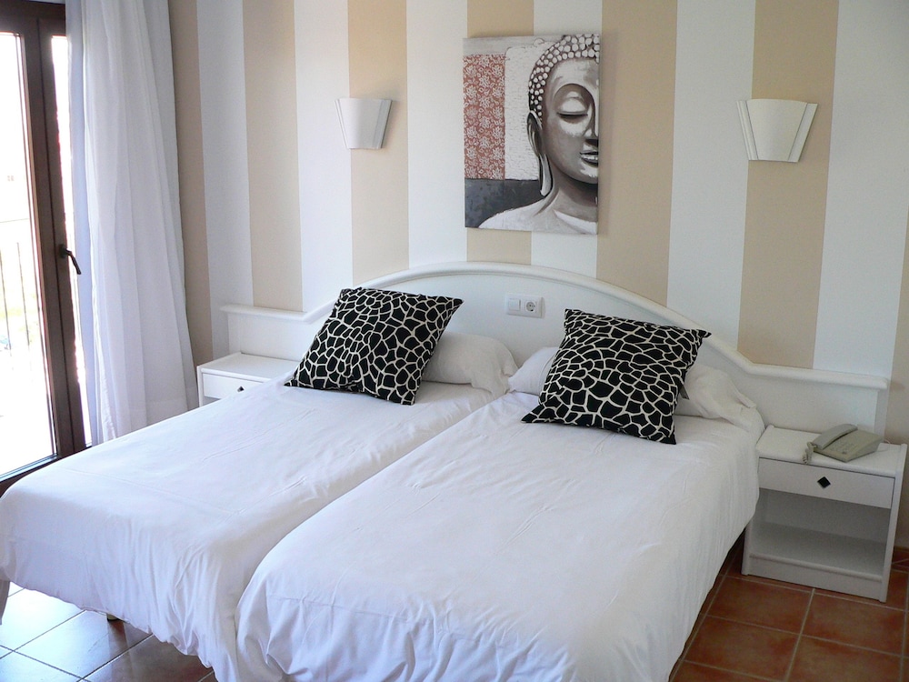 Hotel Navia Santa Ponsa — Hotel rooms in Santa Ponca, Balearic Islands