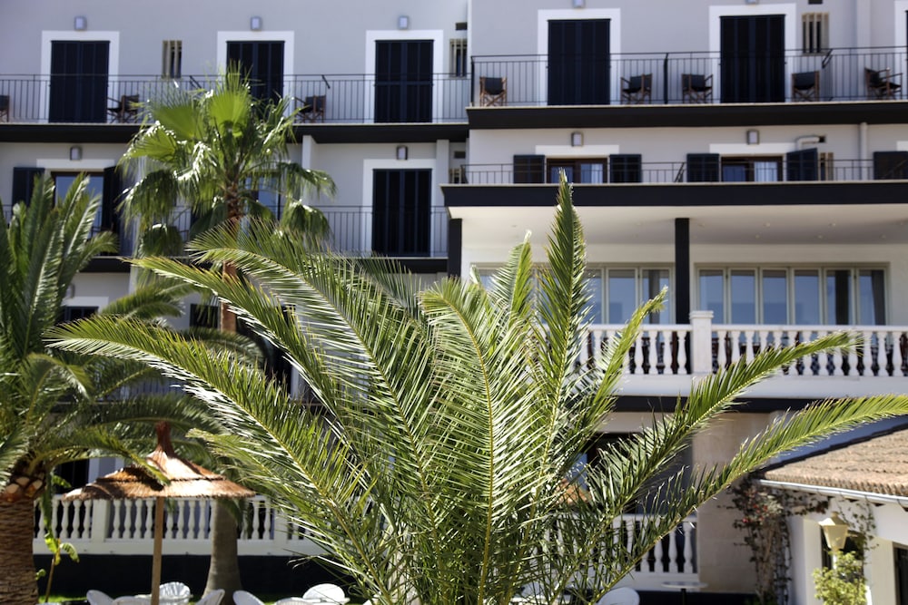 Hotel Navia Santa Ponsa — Hotel building in Santa Ponca, Balearic Islands