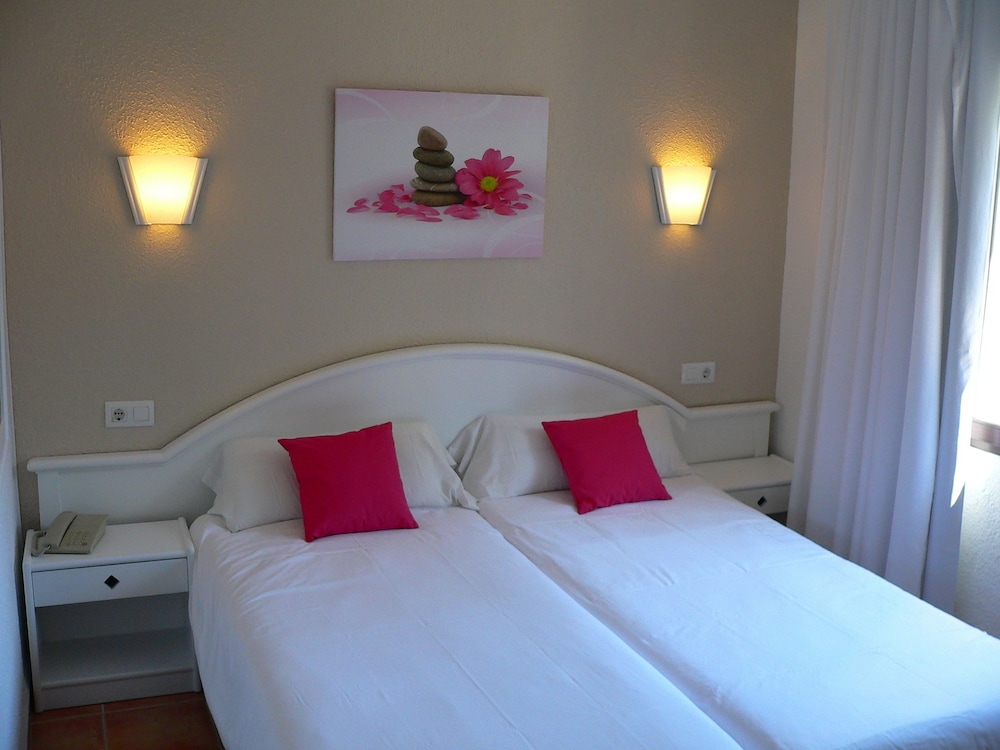 Hotel Navia Santa Ponsa — Hotel rooms in Santa Ponca, Balearic Islands