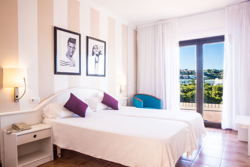 Hotel Navia Santa Ponsa — Hotel rooms in Santa Ponca, Balearic Islands
