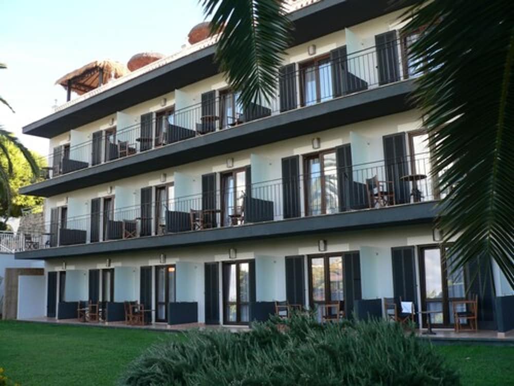 Hotel Navia Santa Ponsa — Hotel building in Santa Ponca, Balearic Islands